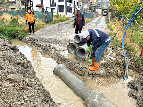 İLÇEMİZDE OLASI SU TAŞKINLARINA KARŞI BÜZ DÖŞEME ÇALIŞMASI