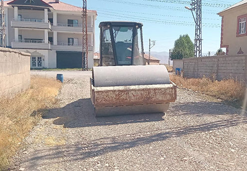 İLÇEMİZDE KUMLAMA VE STABİLİZE ÇALIŞMALARI YAPILIYOR